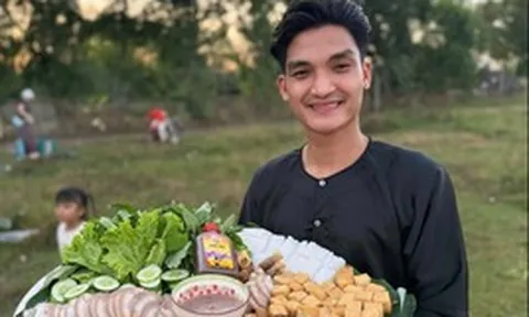 Nam diễn viên hài “xấu lạ” đi bán bún đậu mắm tôm ở TP.HCM