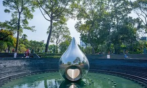 Công trình tạo hình giọt nước mắt khổng lồ, được Sun Group xây dựng thần tốc trên "khu đất vàng" 3 mặt tiền từng gắn với đại gia BĐS nức tiếng sở hữu 30.000 bất động sản