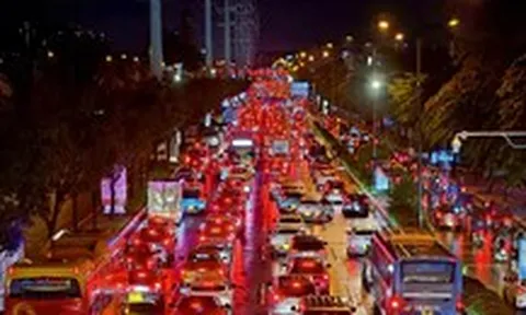 22h đêm, ngã tư Phạm Văn Đồng và Phan Văn Trị, TP.HCM vẫn kẹt xe không lối thoát