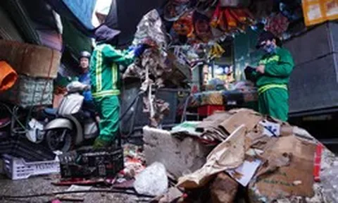 Chợ Vinh ngổn ngang rác hàng hóa sau trận mưa kỷ lục
