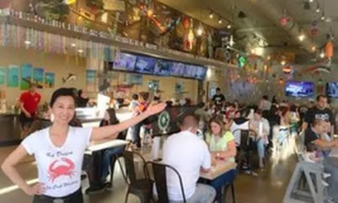 Nữ MC đình đám một thời sang Mỹ bán tôm hùm, cua hoàng đế, từng để con gái làm phục vụ