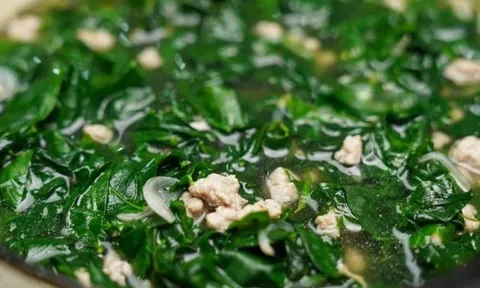 Loại rau quen thuộc giàu vitamin C hơn cả cam, ở chợ Việt vừa nhiều vừa rẻ