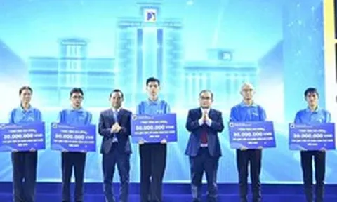4 nhân vật của 'Tiếp sức đến trường' trên Tuổi Trẻ được Bách khoa Đà Nẵng trao học bổng