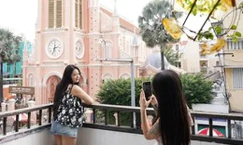 Ngồi cà phê, ngắm nhà thờ màu hồng, khu phố Tân Định, TP.HCM vào top 'chất nhất thế giới'