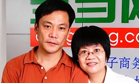 Tỷ phú ‘sa cơ’ vì bất đồng với vợ, giờ livestream bán sách, bán rượu