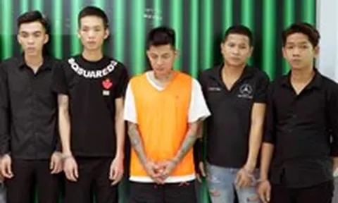 Bắt khẩn cấp 7 người trong vụ chạy ô tô tông vào đám đông tại phường Chợ Quán