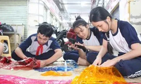 Làm lồng đèn, vẽ mặt nạ, trẻ rộn ràng phá cỗ đón Trung thu