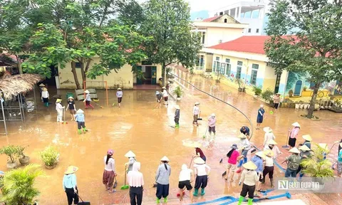 Giáo viên mầm non ở lại trường, đội đèn dọn vệ sinh sau lũ đón trẻ