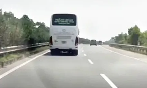 Chạy 'rùa bò' bám làn trái cao tốc, tài xế xe khách bị CSGT ghi hình xử phạt