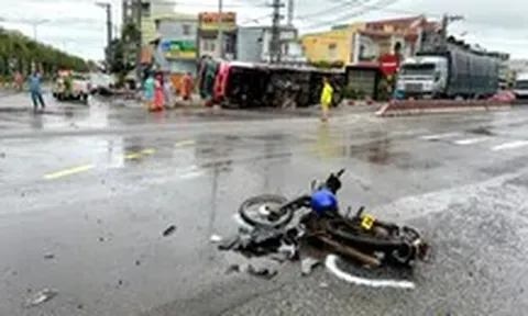 Xe giường nằm va chạm nhiều xe rồi lật nghiêng, tài xế xe máy và một hành khách chết