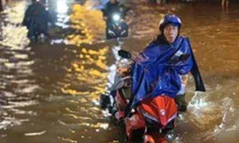 22h đêm, xe chết máy la liệt trên đường Phan Huy Ích, người dân mệt mỏi dắt xe lội nước về nhà
