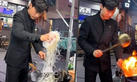 Mặc vest chiên cơm ở chợ đêm, chàng trai Trung Quốc 19 tuổi kiếm tiền 'khủng'