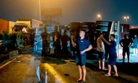 Xe chở cọc bê tông lật đổ xuống đường gây tai nạn liên hoàn, quốc lộ 5 ùn tắc cả hai chiều