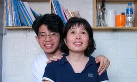 Rơi nước mắt bài tính học phí của con trai người mẹ khiếm thị, HS giỏi Lý tỉnh, đậu ĐH Quốc gia