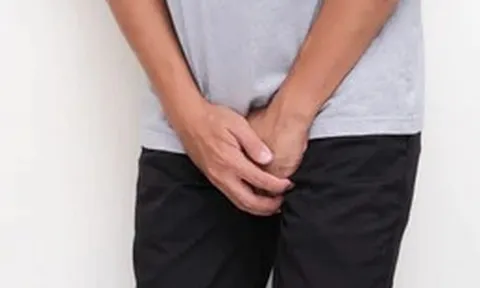 Bé trai 14 tuổi suýt mất chức năng sinh sản sau 6 tiếng đau 'vùng kín'