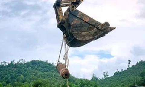 San đất làm nghĩa trang, phát hiện quả bom dài hơn 1,5m, nặng 240kg