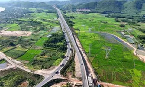 Chỉ còn hơn 2 tháng, cao tốc Cam Lộ - La Sơn mới đạt khoảng 40% sản lượng