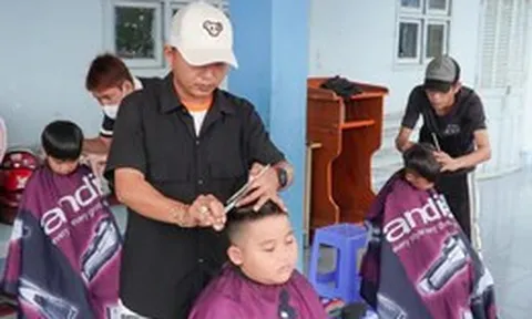 Trao nhiều phần quà, khám bệnh và cắt tóc miễn phí cho học sinh ở ‘vùng rừng’ Cà Mau