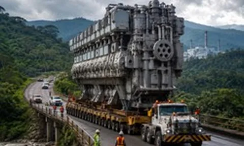 Phát hiện 11 khối sắt khổng lồ nặng 287 tấn di chuyển cùng đoàn xe hộ tống, đưa đến cảng nguyên vẹn để thực hiện nhiệm vụ quan trọng