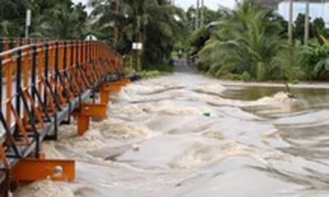 Nhiều vùng hạ du ở Bình Thuận cũ ngập lênh láng, dân lo chạy lụt