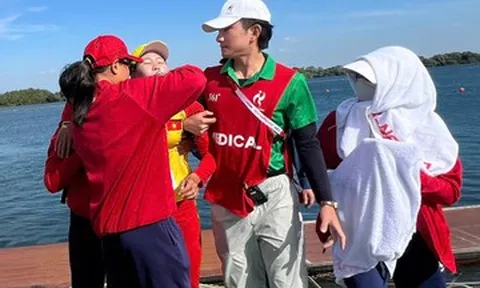 Kiệt sức giành HCĐ, VĐV Rowing Việt Nam lên cáng cứu thương ở Asiad