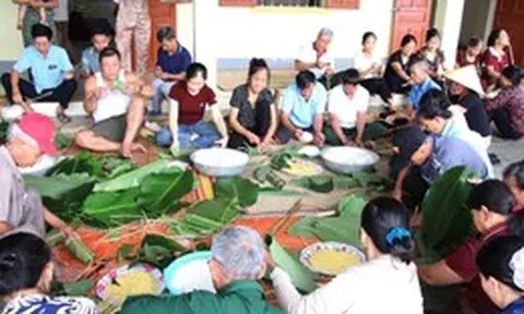 Cả làng gói bánh chưng làm quà Trung thu cho trẻ em