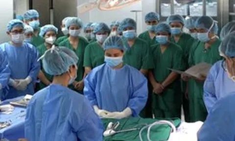 Xúc động hình ảnh y bác sĩ tiễn biệt đồng nghiệp chết não trước giờ hiến tạng