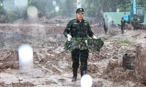 Bộ đội dầm mưa nặng hạt tìm kiếm hài cốt liệt sĩ vừa hé lộ tại công viên Lê Thị Riêng