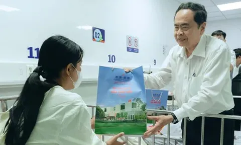 Chủ tịch Quốc hội Trần Thanh Mẫn thăm, tặng quà cho bệnh nhi tại Bệnh viện Nhi đồng 1, TP.HCM