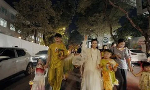 Diễn viên nhí 6 tuổi Koka Bình Nguyên gây chú ý tại Lễ hội Trăng Rằm, dẫn đầu đoàn chị Hằng, chú Cuội