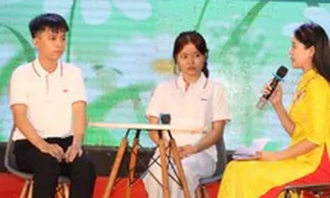 Tặng 50 triệu đồng cho nam SV không còn cha mẹ, tuổi thơ phải bán dừa, chạy bàn để được đi học
