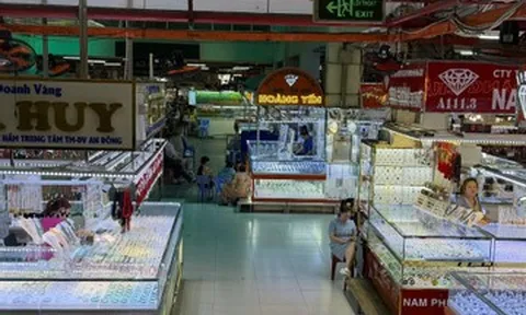 Nhiều cửa hàng kim cương mở cửa trở lại, có nơi hẹn thanh toán đến cuối 2027