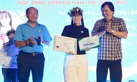 Xúc động lễ trao học bổng đêm Trung thu cho con em công nhân vệ sinh môi trường