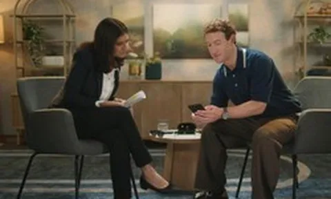 Chiếc điện thoại Samsung trên tay Mark Zuckerberg khiến nhiều người bất ngờ