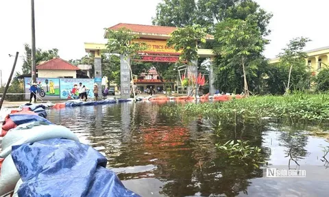 Đắp bờ, bơm nước để đưa gần 2.000 học sinh trở lại trường sau lũ