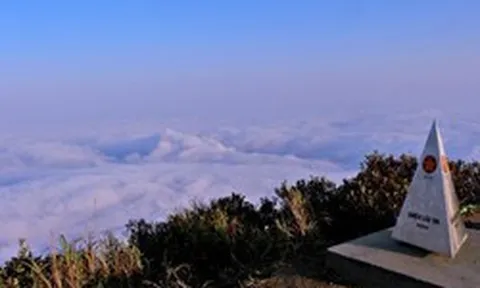 Việt Nam có đỉnh 'chín tầng thang' săn mây cao 2.400m: khí hậu mát mẻ quanh năm, rộng 200ha, sắp thành 'mỏ vàng' mới với vốn đầu tư 450 tỷ đồng