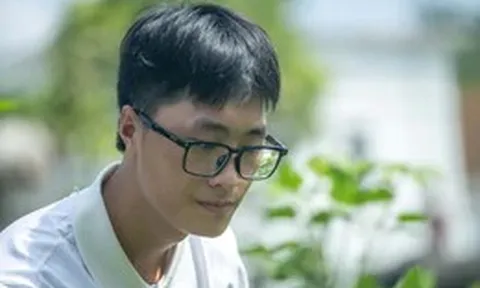 Mới nhập học đã làm bốc xếp, chàng trai Mông mồ côi cha mẹ trong ba lô có đúng 1 triệu đồng
