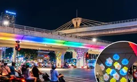 Cầu vượt Hà Nội khoác 'áo hoa' rực rỡ về đêm