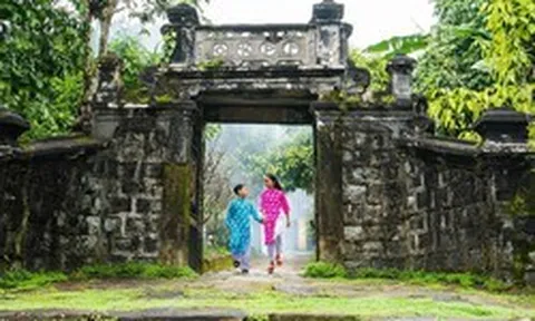 Phát hiện ngôi làng rộng hơn 270 ha có 8 nhà cổ trăm tuổi, nổi tiếng với chiếc bàn không cần đẩy vẫn xoay