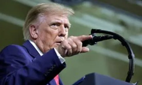 Tin tức thế giới 2-10: Ông Trump dọa đánh Iran 'rất mạnh' nếu dính líu vụ Flydubai; Siêu tàu bị tấn công tại Hormuz