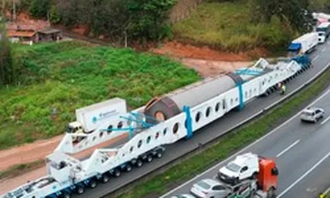 Phát hiện một xe moóc siêu trọng dài 123 mét, nặng 636 tấn di chuyển cùng đoàn xe hộ tống, thực hiện một nhiệm vụ chiến lược xuyên quốc gia