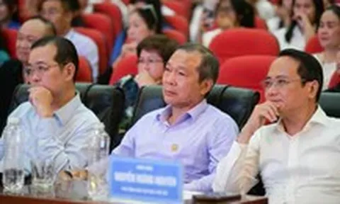 Người mẹ thứ 3 của nữ SV mồ côi xuất hiện, nhà hảo tâm rơi nước mắt, tặng SV 50 triệu