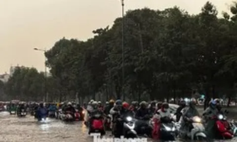 Từ những trận mưa lớn ở TPHCM: Bao giờ đường về nhà hết ngập?