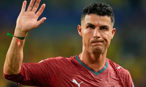 Cú "like" gây tranh cãi của Ronaldo