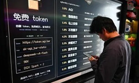 Độc lạ Trung Quốc: Quán bar miễn phí token AI cho khách đến nhậu, lỗ chổng vó vẫn quyết mở thêm chi nhánh