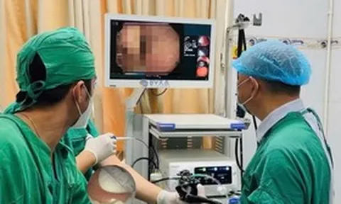 Đang uống nước, người đàn ông 51 tuổi bất ngờ nuốt nhầm thứ khó tin