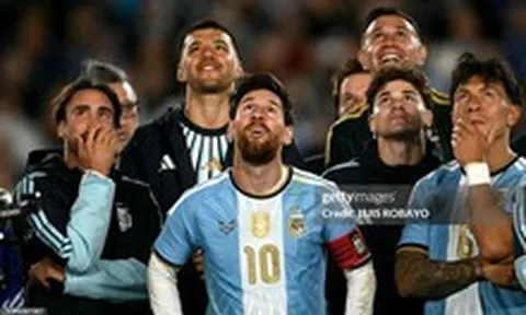 Đang phát biểu cảm xúc thì quên lời, Messi xử lý đầy duyên dáng khiến tất cả bật cười