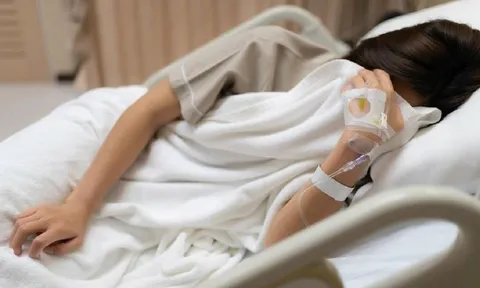 Có dấu hiệu này, người phụ nữ 45 tuổi đi khám bất ngờ phát hiện 2 bệnh ung thư