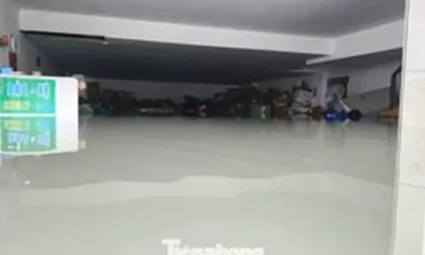Tầng hầm biệt thự, ngân hàng ở TPHCM ngập sâu, nhiều tài sản ngâm trong nước