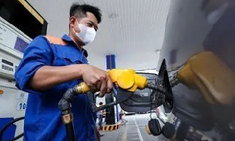 Giá xăng đồng loạt tăng, giá dầu diesel giảm